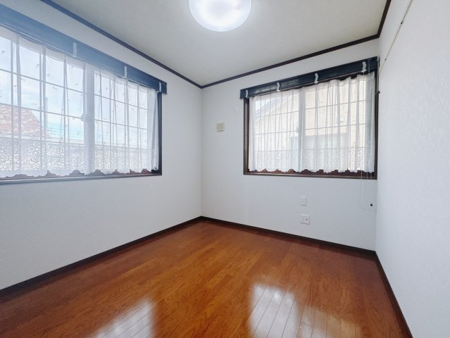 【中古戸建】足利市常見町1丁目の洋室|■洋室｜ナチュラルカラーの床です。模様替えなどとても楽しく工夫できます♪陽当たり、風通しもとても良いので毎日快適な生活スタートです！