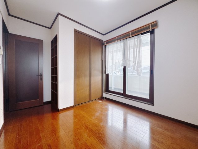 【中古戸建】足利市常見町1丁目の洋室|■洋室｜バルコニーにも出られる2階の一室♪お勉強などに疲れたら気晴らしもできますね♪収納も大容量で、お部屋がいつでもスッキリ片付きます＊。