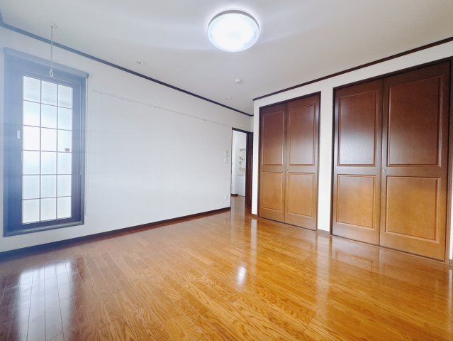 【中古戸建】足利市常見町1丁目の洋室|■洋室｜「今日も一日お疲れ様」とご夫婦でゆったりくつろげる寝室。毎日の家事やお仕事に疲れた日はフカフカのベットで癒されてください。テレビや本棚をおいても快適な広さなのが自慢のお部屋です♪