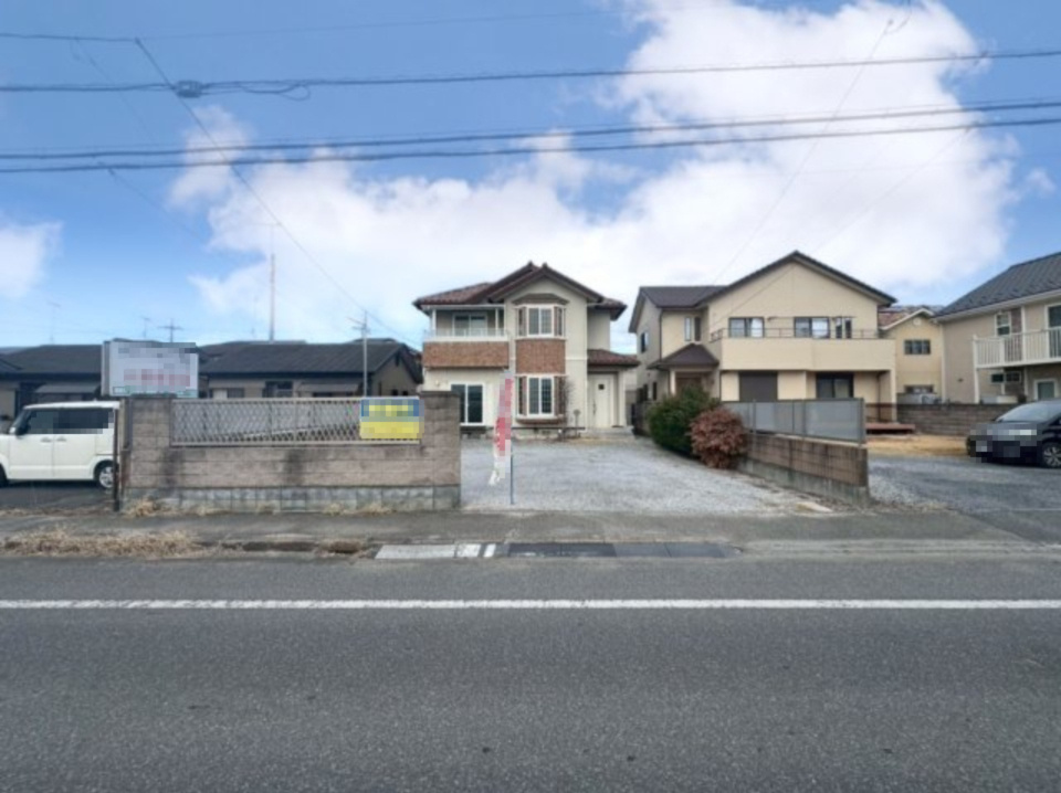 【中古戸建】足利市常見町1丁目の前面道路含む現地写真|■外観｜住宅街の中でも圧迫感が少なく、のびのびとした暮らしが叶う立地となっています♪