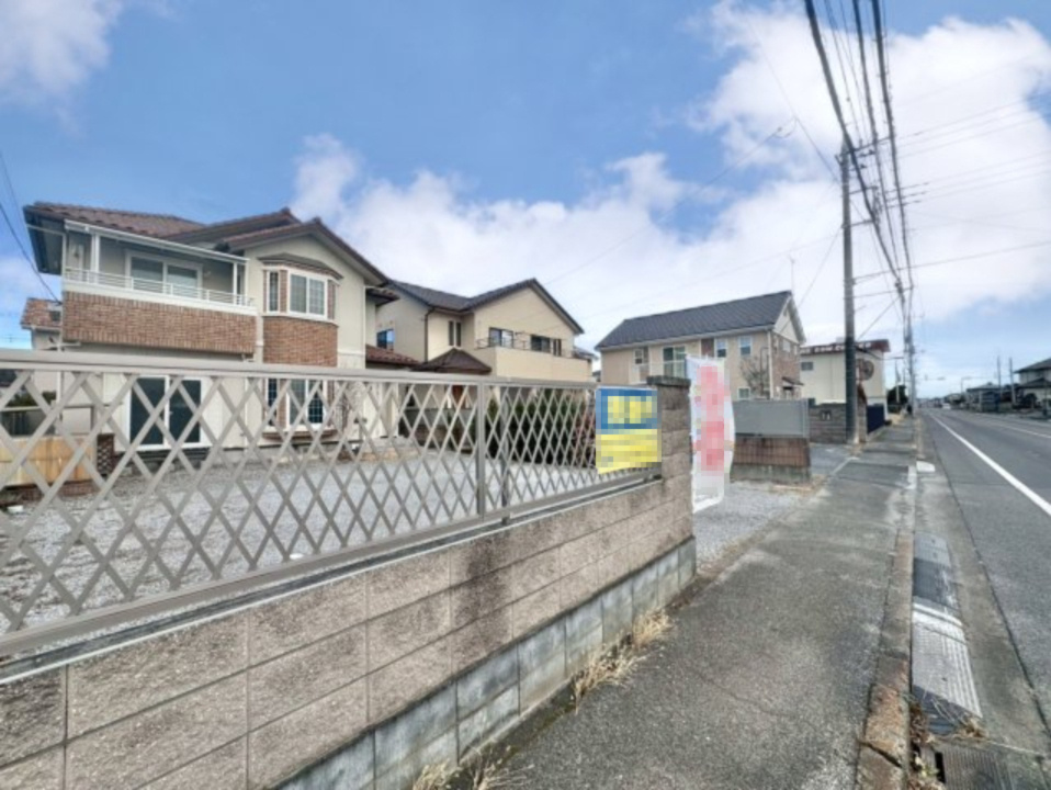 【中古戸建】足利市常見町1丁目の外観|■外観｜前面道路が広く見渡しが良いため、車の出入りやすれ違いもスムーズで日々の運転も安心して行えます♪