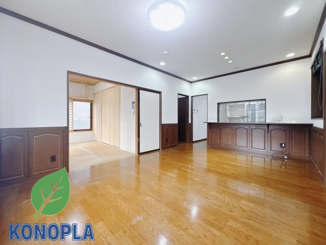 【中古戸建】足利市常見町1丁目の居間・リビング|■リビング｜時の流れと共に陽射しは装いを変え空間に新たな彩りを与えます。一日中家に居ても飽きることなく過ごすことができる素敵な空間です♪