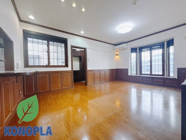 【中古戸建】足利市常見町1丁目の居間・リビング|■リビング｜南側に面したリビングは、日当たりもよく、風通しも良い空間です。お庭で遊ぶお子様の様子もリビングから見ることができ安心です♪