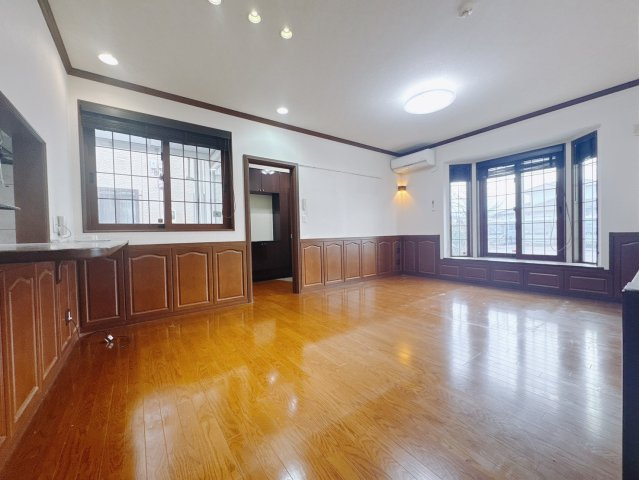 【中古戸建】足利市常見町1丁目の居間・リビング|■リビング｜家族が揃う団らんのひと時は楽しく、そしてゆったりと。各々が空間を共有しながら、思い思いの時間も気兼ねなく過ごせます♪
