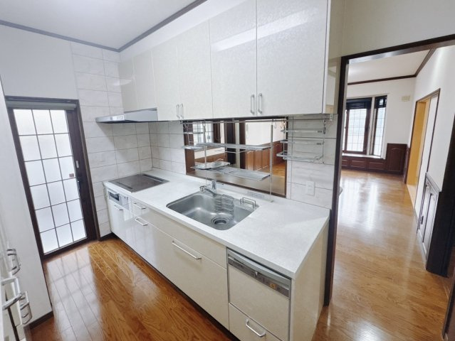 【中古戸建】足利市常見町1丁目のキッチン|■キッチン｜お料理をしながら会話も弾むカウンターキッチン。出来上がったお料理をカウンター越しからお子様に運んでもらったりと、お手伝いも楽しくしてもらえることができます♪
