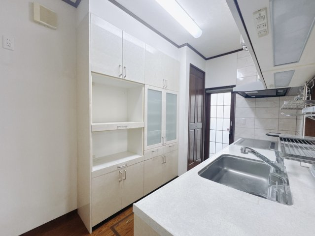 【中古戸建】足利市常見町1丁目のキッチン|■キッチン｜何かと散らかりがちなキッチン…備え付けのカップボードは嬉しいですね♪いつでもスッキリとお片付け上手に！！