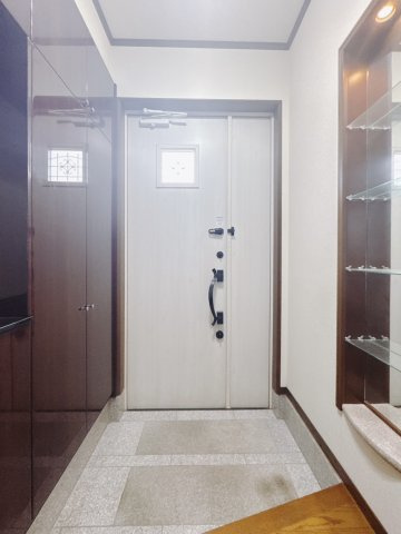 【中古戸建】足利市常見町1丁目の玄関|■玄関｜家族みんなの靴が丸々しまえます♪これからお子様が大きくなっても安心ですね。靴をしまって、すっきりとした玄関で開放感も味わえます。