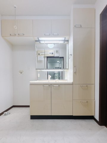 【中古戸建】足利市常見町1丁目の独立洗面台|■洗面室｜大きな鏡と使いやすさがいっぱいの洗面化粧台。お手入れ簡単でいつもキレイに(*^^*)