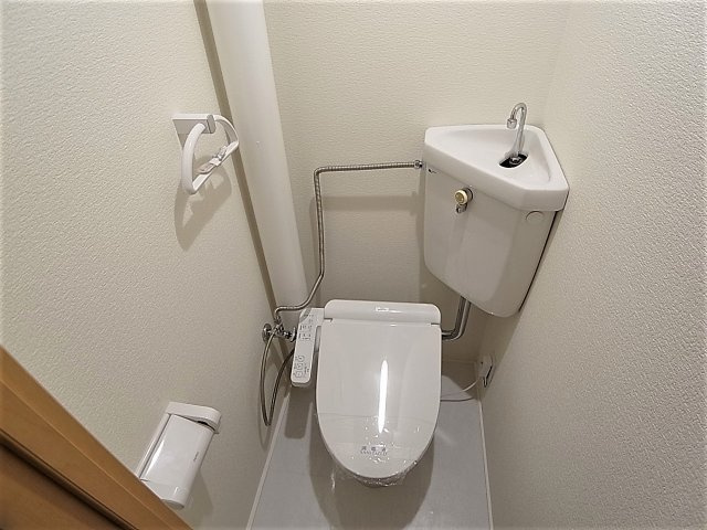 ラムール長田のトイレ|温水洗浄便座付きのトイレ