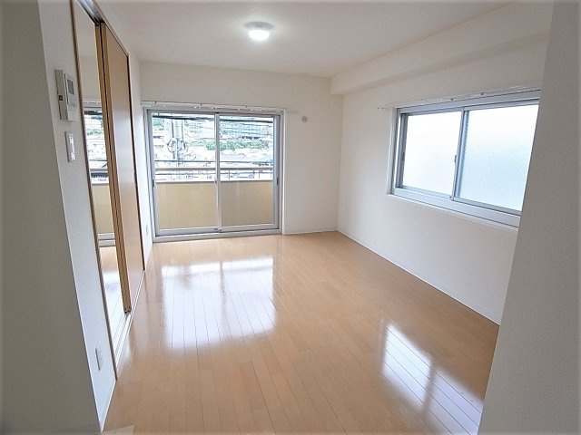 ラムール長田の居間・リビング|リビング窓大きく明るい室内です