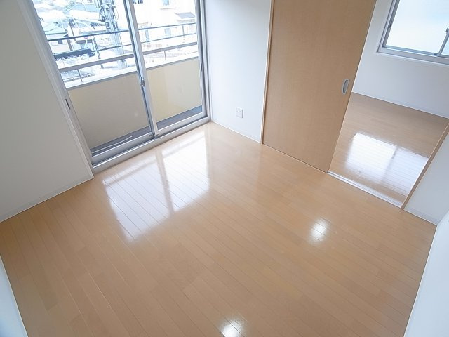 ラムール長田の洋室|綺麗なフローリング、光っています