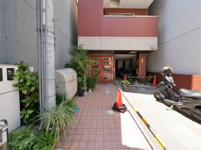 大阪市中央区難波千日前の賃貸マンションのエントランス