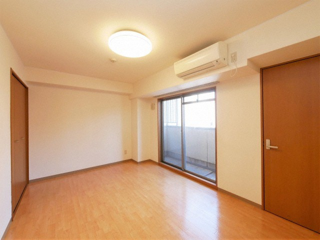 大阪市中央区難波千日前の賃貸マンションの居間・リビング