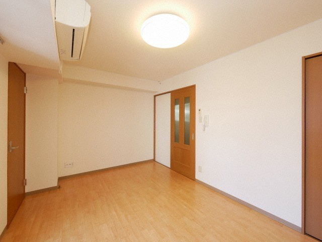 大阪市中央区難波千日前の賃貸マンションの居間・リビング