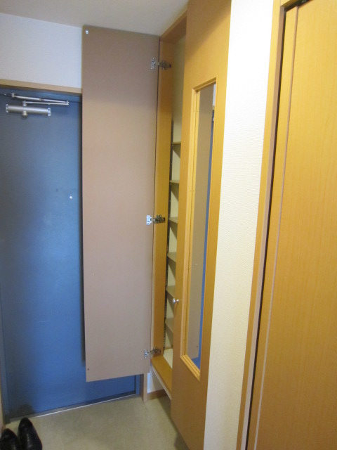 サニーソシア21の玄関|姿見付きシューズボックス