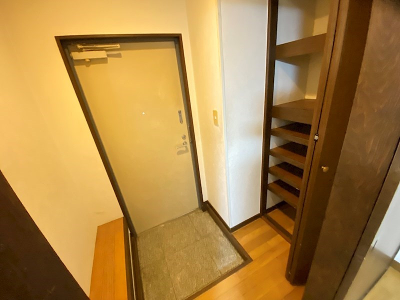 グランディア旗塚通の玄関