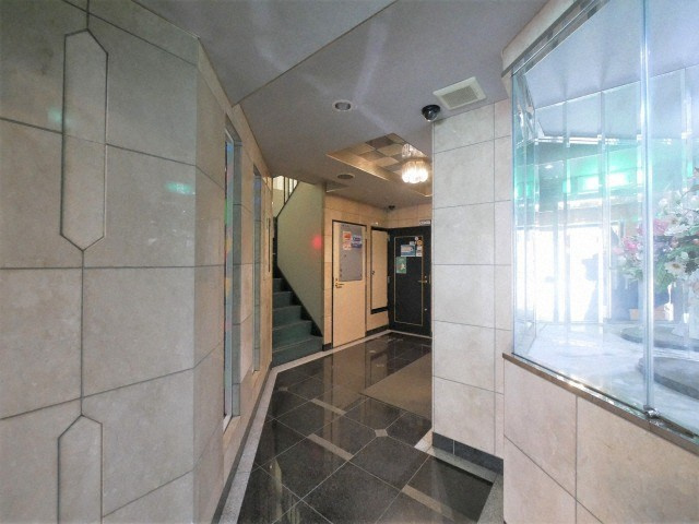 大阪市中央区材木町の賃貸マンションのエントランス