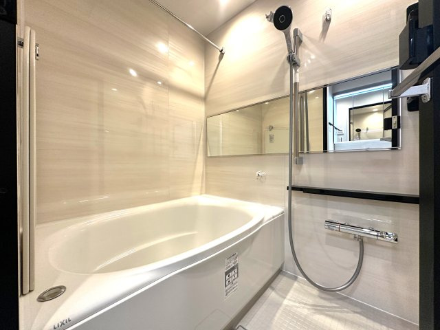 洋伸東大島マンションの浴室|家族みんなの疲れをやさしく包み込む、広々とした癒しのバスルーム。ゆったりとくつろげる空間で、日々のストレスもすっと解きほぐされる、心身ともにリラックスできるひとときをお届けします。