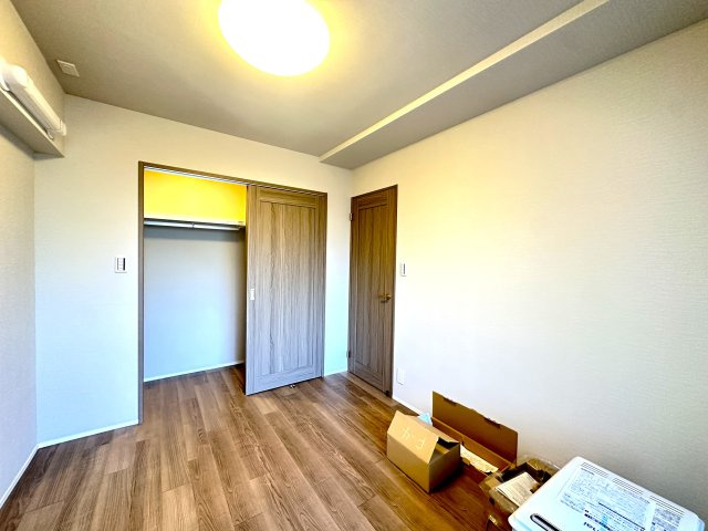 洋伸東大島マンションの洋室|日差しをたっぷりと感じられる洋室は、くつろぎの寝室としても、お子様の成長を見守る子ども部屋としても最適。暮らしの変化にも対応できる一室です。