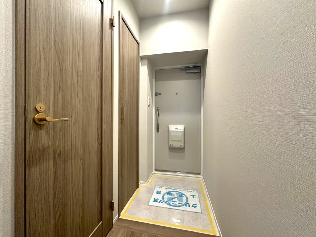 洋伸東大島マンションの玄関|落ち着いたデザインと広々とした空間が調和する玄関は、住まう人を温かく迎え入れます。毎日の出発と帰宅を心地よく包み込み、日常に上質なひとときをもたらしてくれる場所です。