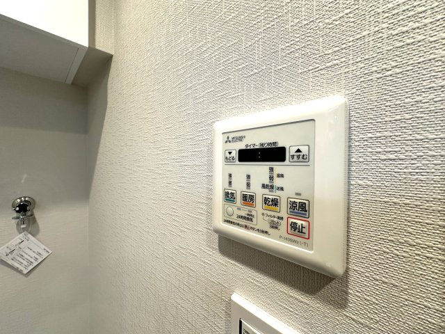 洋伸東大島マンションの冷暖房・空調設備|暖房機能付きで、冬場のヒートショック対策にも配慮。さらに雨の日や花粉の季節も、浴室が頼れる乾燥スペースに早変わり。清潔さと快適さを両立する、うれしい設備です。