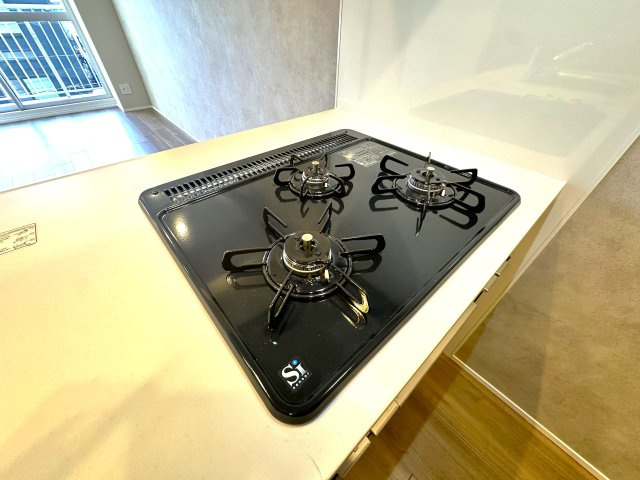 洋伸東大島マンションのキッチン|3口ガスコンロで、同時調理もスムーズに進み、時間を有効に使えるのがうれしいポイント。炒め物、煮込み、汁物など、複数の料理を一度に作れるので、忙しい朝や夕食の準備も効率よく進みます。