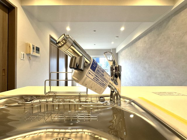 洋伸東大島マンションのキッチン|キッチンにうれしい浄水機能付き水栓。ハンドシャワーで使い勝手も抜群、毎日の家事がちょっと楽しくなります。