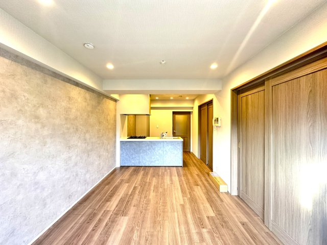 洋伸東大島マンションの居間・リビング|空間の広がりと柔らかな採光に包まれたリビングダイニング。毎日の暮らしに“ちょっと特別”を感じさせてくれる、住まいの中心となる空間です。