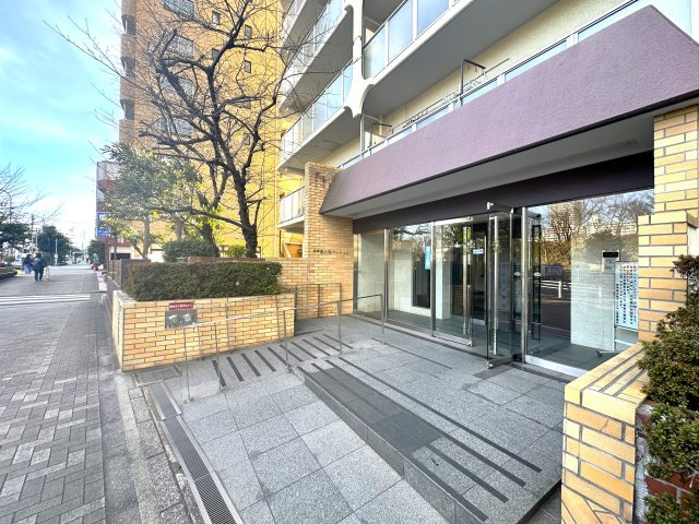 洋伸東大島マンション|落ち着いた上質感あふれるエントランスが、家族の帰宅を温かく包み込みます。毎日の生活に安心感と特別な安らぎをもたらし、住まう方の心にゆとりと豊かさをもたらします。