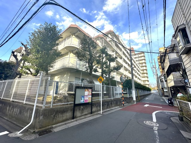 洋伸東大島マンションの外観|周囲の景観と調和する、落ち着きある洗練デザイン。日常の風景にさりげない美しさを添える、ちょうどよい存在感です。