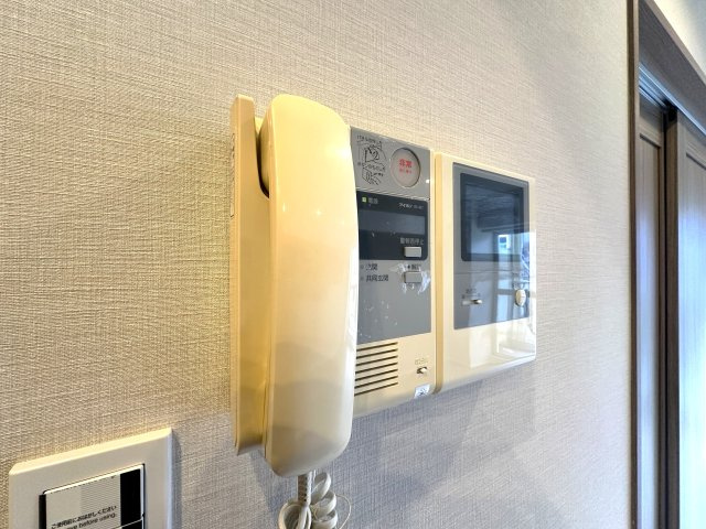 洋伸東大島マンションの防犯設備|リビングから来訪者の姿をしっかり確認できるモニター付きインターホンは、防犯性はもちろん、急な来客にも安心して対応できる心強い設備。ご家族の安全と安心な暮らしをそっと支えてくれます。