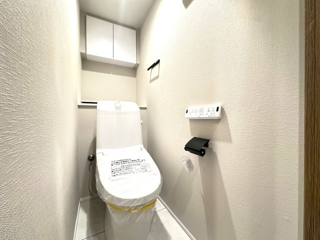 洋伸東大島マンションのトイレ|最新設備を備えたトイレは、快適性とスタイリッシュさを兼ね備えた空間。清潔感のある美しい内装とすっきりとしたデザインが、暮らしに心地よさをプラス。清潔・快適・美しさが調和した、上質なトイレ空間です。