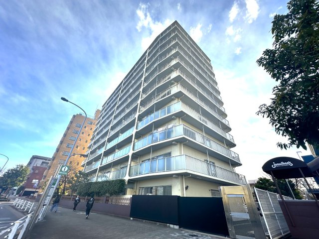 洋伸東大島マンションの外観|控えめながらも洗練されたフォルムが、街並みに自然と溶け込みます。ほどよい高さと落ち着きのある佇まいが、住まう人に安心感と静かな誇りをもたらします。