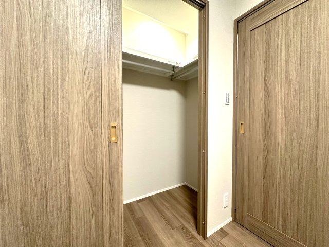 洋伸東大島マンションの収納|暮らしをすっきり整える豊富な収納スペースは、衣類から日用品まで余裕を持ってしまえ、いつも整った美しい住まいを保つことができます。快適な生活を支える頼もしい味方です。