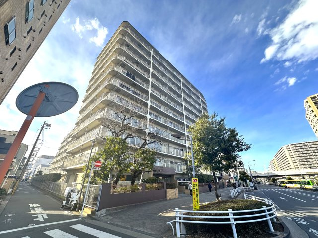 洋伸東大島マンションの外観|控えめながらも洗練されたフォルムが、街並みに自然と溶け込みます。ほどよい高さと落ち着きのある佇まいが、住まう人に安心感と静かな誇りをもたらします。