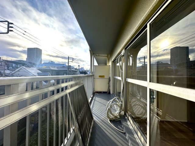 洋伸東大島マンションのバルコニー|やわらかな風がそっと頬をなで、空の広がりが日常を包み込むバルコニー。朝の光に目を細めたり、夕暮れの空にひと息ついたり──心がほどけるひとときが、ここにはあります。