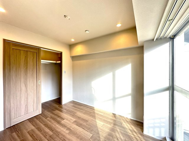 洋伸東大島マンションの洋室|静かに流れる時間とやわらかな光のグラデーションに包まれる洋室。ここは暮らす人の感性をそっと受け止め、毎日を美しく彩る特別な空間です。