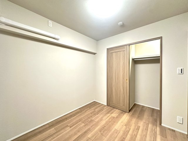 洋伸東大島マンションの洋室|家具のレイアウトも自由自在な洋室は、暮らす人のスタイルに寄り添える柔軟な一部屋。毎日をより快適に、自分らしく過ごせる場所です。