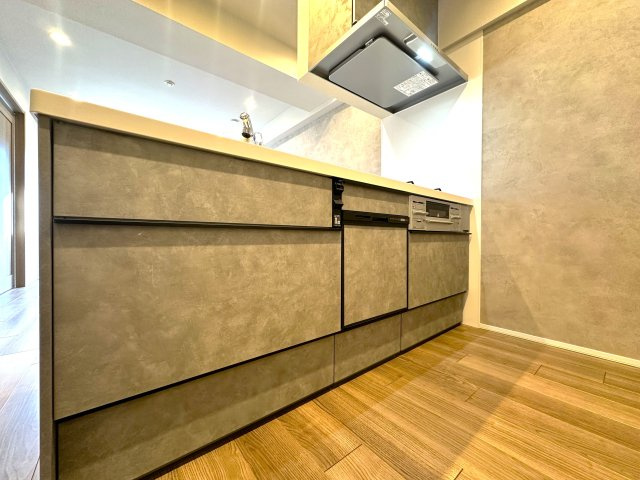 洋伸東大島マンションのキッチン|毎日の料理が楽しくなる、機能的でスタイリッシュなキッチン。収納も豊富で、すっきりとした空間を保ちながら、家族との会話が自然と生まれる心地よい場所です。