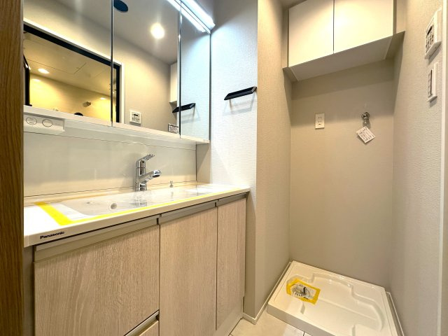 洋伸東大島マンションの独立洗面台|明るい洗面スペースは、使いやすさを徹底的に追求した設計です。忙しい朝も快適に自然と笑顔がこぼれる心地よいひとときを叶えます。毎日の身支度がスムーズに整う、家族みんなに優しい空間です。