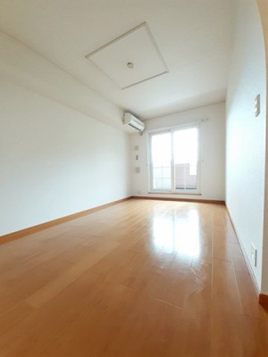 【居間・リビング】 | ベル・アンジュ | こちらの居間で趣味の時間をお楽しみください