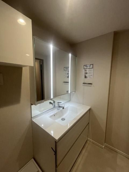 【独立洗面台】 | ロワール春日原駅前2番館 | 三面鏡裏収納付きの洗面台で、散らかりがちな洗面回りもすっきりと片付きます