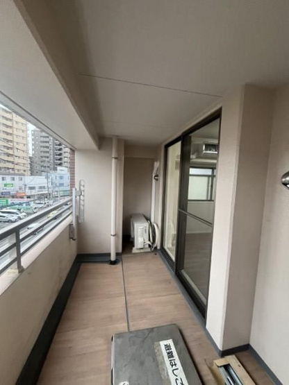 【バルコニー】 | ロワール春日原駅前2番館 | 南東向きの大型バルコニーは陽当り良好で、たっぷりのお洗濯物もよく乾きます