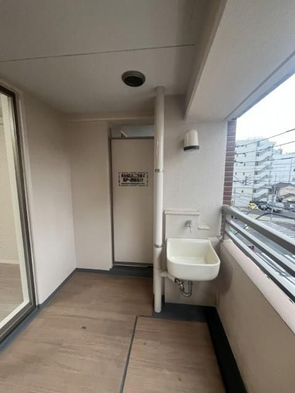 【バルコニー】 | ロワール春日原駅前2番館 | スロップシンクが付いているので植物の手入れやペットのお世話など様々に活躍しそうです