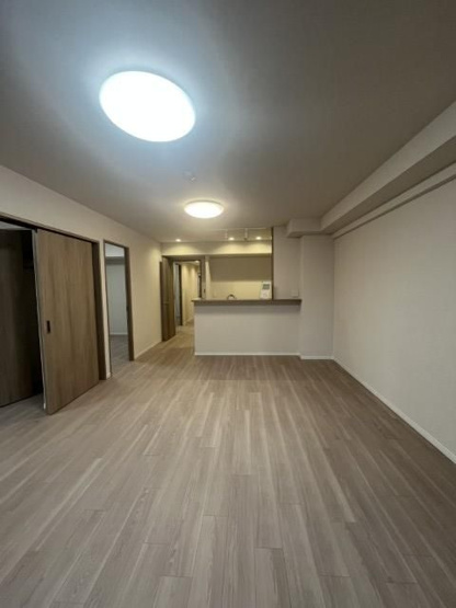 【居間・リビング】 | ロワール春日原駅前2番館 | 約14帖の広々としたLDKは南向きのバルコニーに面しており明るく、ご家族で気持ちよく時間を過ごせます