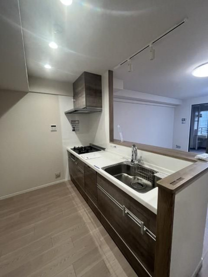 【キッチン】 | ロワール春日原駅前2番館 | お料理をしながら会話を楽しめるカウンターキッチンです。食洗機付きで後片付けも楽々