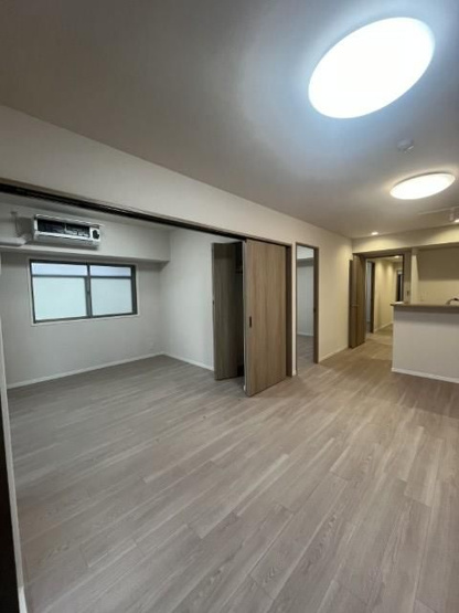 【居間・リビング】 | ロワール春日原駅前2番館 | 隣りの洋室とつなげると、リビングはさらにゆったり。
ご家族にあわせて使い方自由です