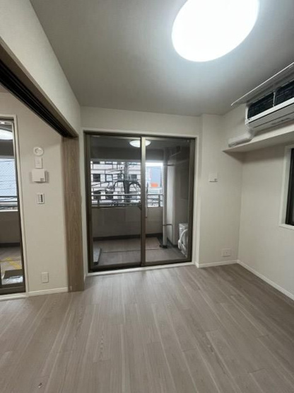 【洋室】 | ロワール春日原駅前2番館 | 5.1帖の洋室。南東向きのバルコニーに面した明るいお部屋で換気や採光ばっちりです