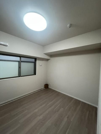 【洋室】 | ロワール春日原駅前2番館 | 5.2帖の洋室。全部屋に窓が付いているのは角部屋の特権です