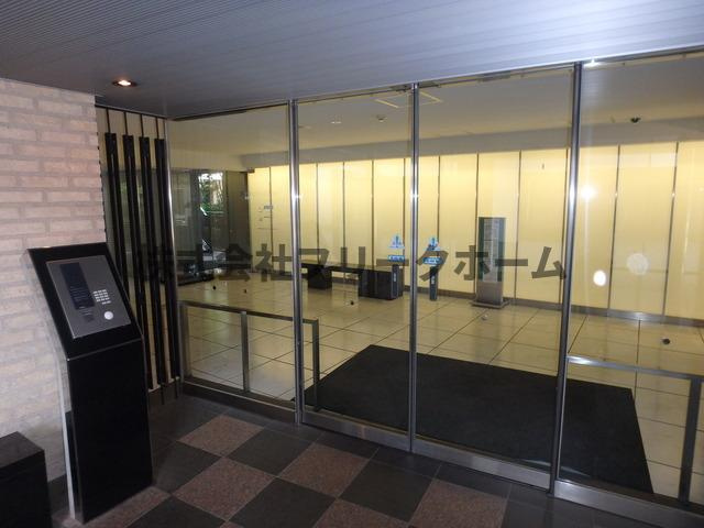 武蔵野市境５丁目の賃貸マンションのエントランス